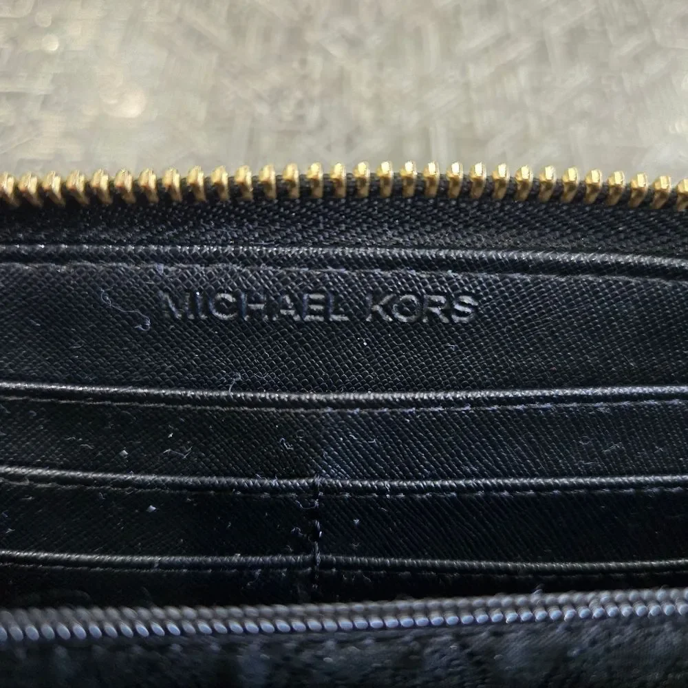 🐢 Michael Kors Snakeskin Clutch/Wallet In Great Shape!